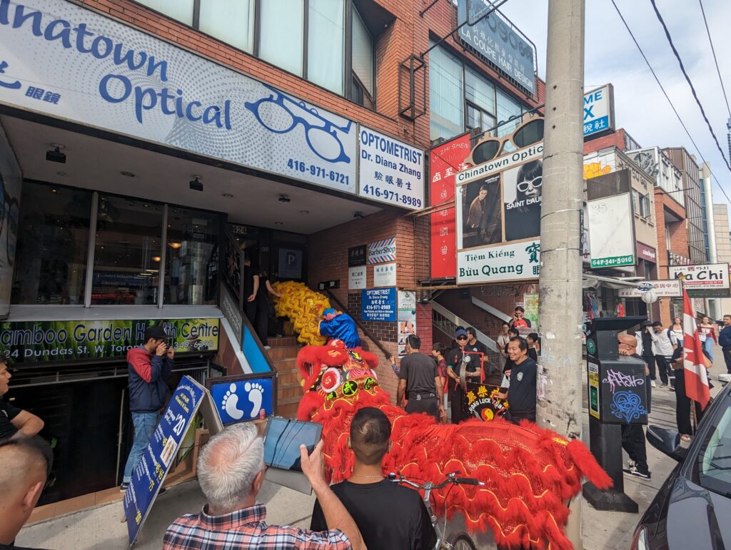 Drachentanz mit Verkleidung in Chinatown