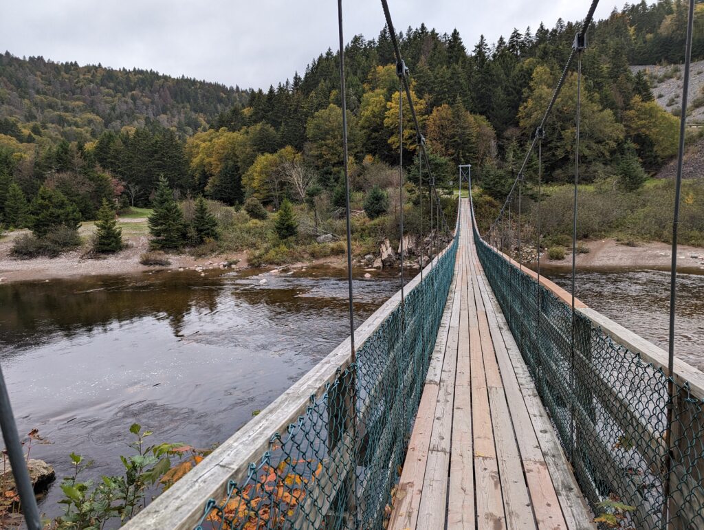 Hängebrücke über einen Fluss